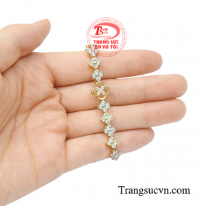 Lắc tay nữ lấp lánh bảo hành chu đáo.