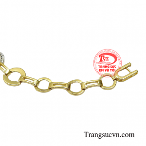 Với vẻ ngoài hoàn thiện, chỉn chu luôn mang lại sự tự tin và chuyên nghiệp cho người phụ nữ xinh đẹp và tỏa sáng hơn, ở bất cứ nơi nào.