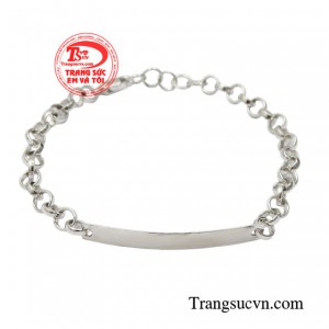 Lắc tay nữ vàng thiết kế đơn giản phù hợp khắc tên hoặc những mốc thời gian ý nghĩa.