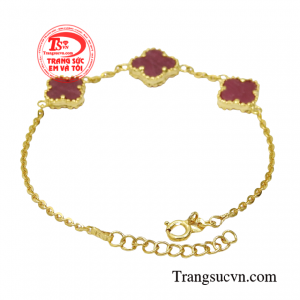 Sản phẩm sử dụng đá ruby thiên nhiên tạo thêm điểm nhấn cho món trang sức. 