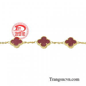 Lắc tay được đính kết đá ruby đem lại may mắn, thành công và hạnh phúc. 