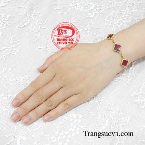Giống như lá bùa hộ mệnh mang bên mình, Ruby sẽ bảo vệ bạn tránh khỏi những tai ương, mang đến những điều tốt lành.
