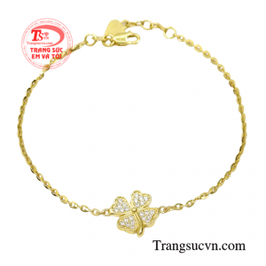 Lắc tay vàng cỏ bốn lá mang đến một diện mạo mới mẻ nhưng cũng vô cùng thời trang.