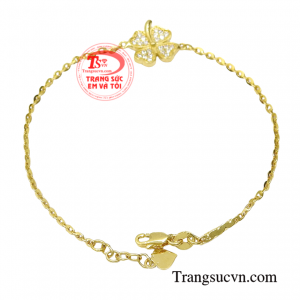 Điểm nhấn của sản phẩm là hình cỏ bốn lá tinh xảo mang đến những tín hiệu tốt lành và may mắn sẽ đến với các cô gái.