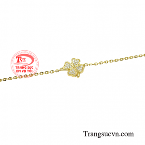 Chiếc lắc tay giúp các nàng trở nên xinh xắn và duyên dáng hơn trong những bộ cánh thướt tha và nữ tính.