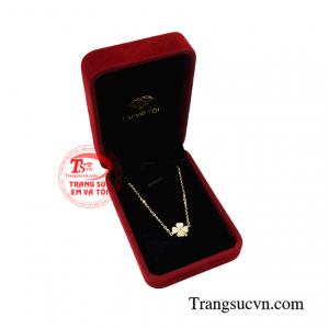 Lắc tay vàng cỏ bốn lá duyên dáng.