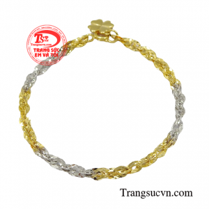 Lắc tay vàng thanh thoát giúp bạn làm mới phong cách của mình để tự tin tỏa sáng mỗi khi xuất hiện. 