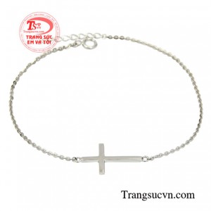 Lắc thánh giá vàng trắng đường nét chi tiết tinh tế thiết kế nhỏ nhắn mang vẻ đẹp dịu dàng cho người đeo.
