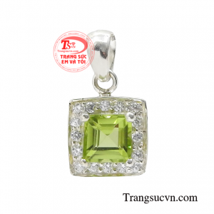 Mặt bạc peridot nữ tính đang là xu hướng trang sức được phái nữ đặc biệt yêu thích.
