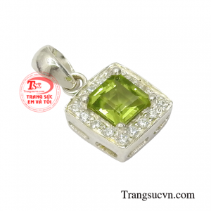 Với điểm nhấn là sắc xanh của viên peridot thiên nhiên chất lượng luôn khiến các nàng trở nên thu hút hơn.