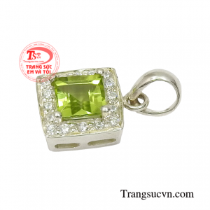 Không chỉ mang đến vẻ đẹp thanh lịch cho các cô gái mà bạc còn có tác dụng cân bằng các nguồn năng lượng trong cơ thể, mạch máu có thể đàn hồi tốt hơn.