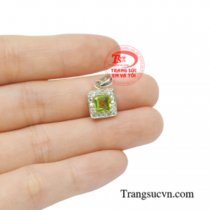 Mặt bạc peridot nữ tính chất lượng.