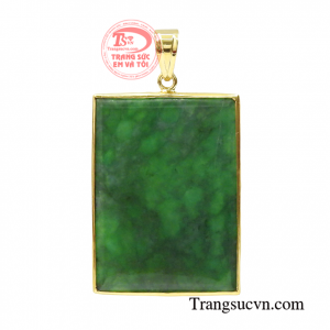 Mặt dây cẩm thạch chữ nhật  thể hiện vị thế của một người đàn ông mạnh mẽ và can đảm.