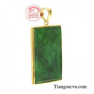 Điểm nhấn của sản phẩm là viên cẩm thạch thiên nhiên chất lượng tạo nên được sự độc đáo và ấn tượng cho người đeo.