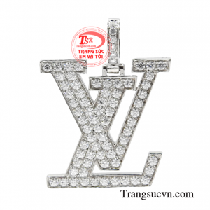 Mặt dây chuyền nam thời trang được chế tác từ vàng 18k mang lại diện mạo mới cho người sử dụng.