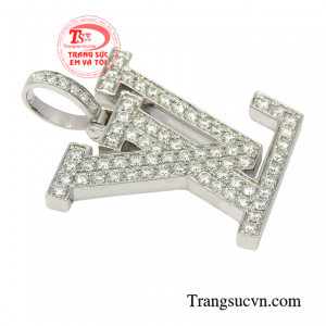 Đeo chiếc mặt dây này mang đến vẻ điển trai và phong cách cho phái mạnh.