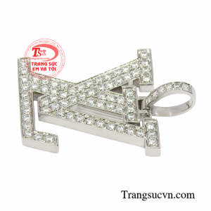 Chiếc mặt dây góp phần không nhỏ giúp người dùng trở nên nổi bật và thu hút trong tôn lên từng đường nét của bộ trang phục.