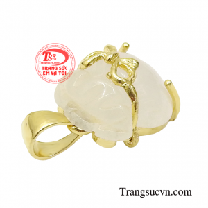 Mặt dây chuyền túi tiền được tin là có thể giúp người sở hữu gặp may mắn trong lĩnh vực tài chính, đại cát đại lợi.