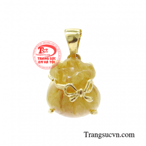 Mặt dây chuyền thạch anh vượng khí là vật phẩm phong thủy được nhiều người quan tâm. 