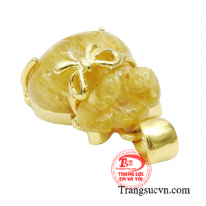 Vì vậy, chiếc mặt dây rất được người trong giới phong thủy yêu thích lựa chọn làm quà tặng người thân và bạn bè.