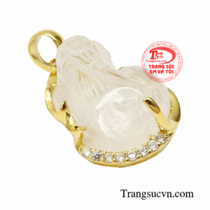 Đối với người mệnh kim và mệnh thủy rất phù hợp sử dụng mặt dây tỳ hưu từ đá thạch anh trắng.