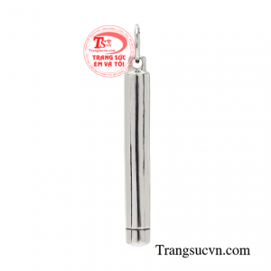 Mặt dây chuyền vàng bí ẩn được chế tác từ chất liệu vàng 10k, kiểu dáng tuy giản đơn nhưng cũng là điểm thu hút của sản phẩm.