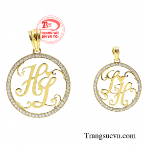 Mặt dây đôi tinh tế được thiết kế theo công nghệ hiện đại mang đến vẻ đẹp thời trang cho người đeo.