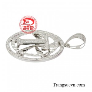 Chỉ cần một món trang sức xứng tầm cũng đủ khiến cánh mày râu thay đổi được diện mạo nhanh chóng. 