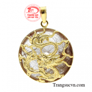 Mặt dây rồng thạch anh tóc có thể kết hợp với dây chuyền vàng tạo vẻ hợp thời trang.