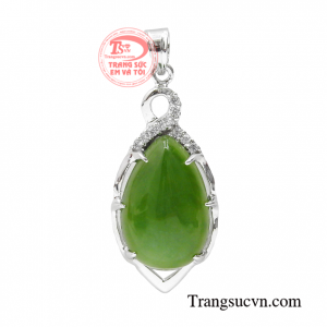 Mặt dây vàng trắng nephrite thường được kết hợp cùng với dây chuyền vàng trắng sáng bóng và chất lượng.