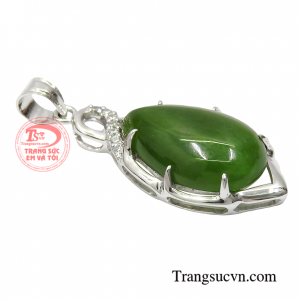 Không chỉ mang đến vẻ đẹp đeo chiếc mặt dây đá nephrite còn giúp nữ giới gặp nhiều may mắn và thành công hơn trong công việc.