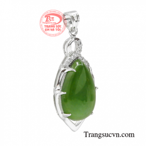 Chiếc mặt dây thể hiện sự tươi mới, nhẹ nhàng nhưng cũng nổi bật được nét sang trọng và quý phái.