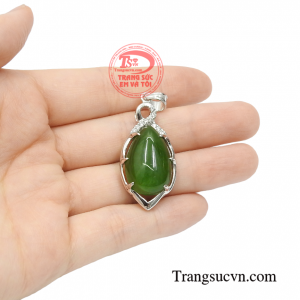 Mặt dây vàng trắng nephrite hợp phong thủy.