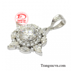 Moissanite là viên đá được chế tạo có độ cứng và độ sáng gần giống với kim cương mà giá cả lại vô cùng phải chăng.