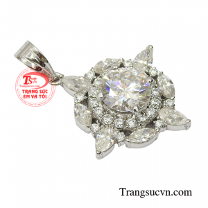 Do đó viên đá này được rất nhiều khách hàng tin dùng để gắn trên trang sức của mình.