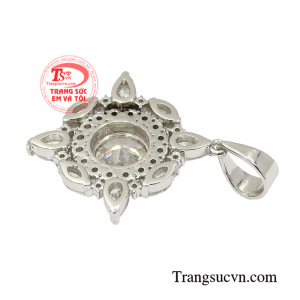 Đeo chiếc mặt dây này sẽ giúp cho nữ giới thêm phần sang trọng và quý phái hơn.