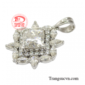 Một số người đeo trang sức để trở nên sành điệu hơn trong khi đó những người còn lại xem trang sức phụ kiện là thể hiện của phong cách và tôn lên sự nữ tính.