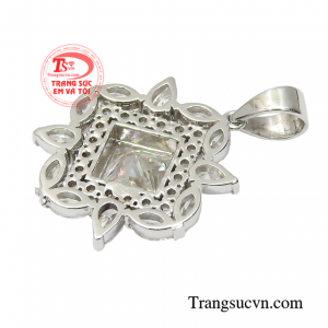 Sản phẩm sẽ là sự lựa chọn hoàn hảo khi kết hợp cùng những bộ đầm dạ tiệc sang trọng.