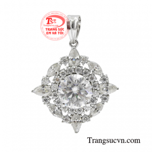 Mặt nữ vàng trắng sang trọng vẫn luôn là sự lựa chọn của các quý cô.