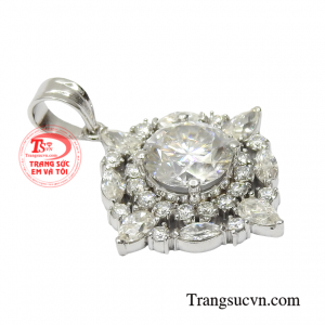 Thiết kế tinh xảo, đường nét bắt mắt sẽ giúp cho người đeo thêm phần nổi bật và quyến rũ hơn.
