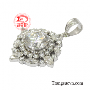 Khi đeo chiếc mặt dây chuyền này phái đẹp sẽ là tâm điểm của mọi bữa tiệc.