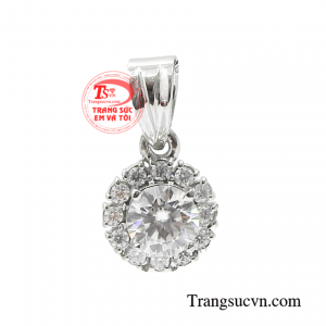 Mặt nữ vàng trắng thanh tú là sản phẩm không thể vắng mặt trong bộ trang sức của mọi cô gái.