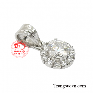 Chiếc mặt dây nhỏ xinh được đính kết những viên đá moissanite tạo vẻ lấp lánh và rực rỡ cho sản phẩm.