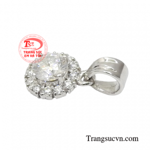 Tuy nhỏ nhưng ánh sáng phát ra từ viên đá này sẽ khiến cho các cô gái tỏa sáng và là tâm điểm chú ý của mọi người xung quanh.