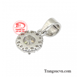 Sản phẩm sẽ là lựa chọn hoàn hảo cho những cô nàng yêu thích phong cách nữ tính, thanh lịch.