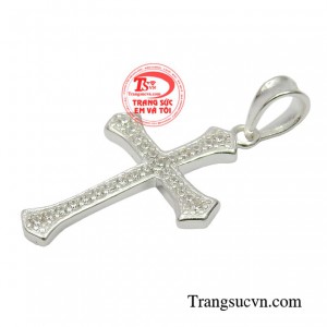 Từng đường nét thiết kế được gọt dũa tỉ mỉ từ đôi bàn tay khéo léo của người thợ chế tác kim hoàn. 