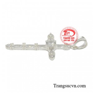 Mặt thánh giá được đính kết tỉ mỉ từng viên đá Cz tạo độ lấp lánh cho sản phẩm. 