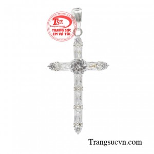 Mặt thánh giá bạc cao cấp được chế tác từ bạc 925 chất lượng cao cùng kiểu dáng bắt mắt đem sự mới lạ đến cho sản phẩm.