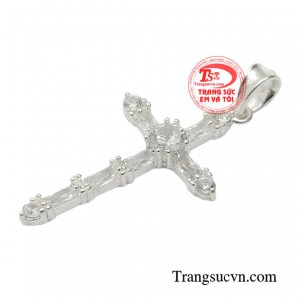 Chiếc mặt dây có thể kết hợp với nhiều kiểu dây chuyền khác nhau. 