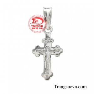 Mặt thánh giá bạc may mắn không chỉ là món đồ trang sức bình thường